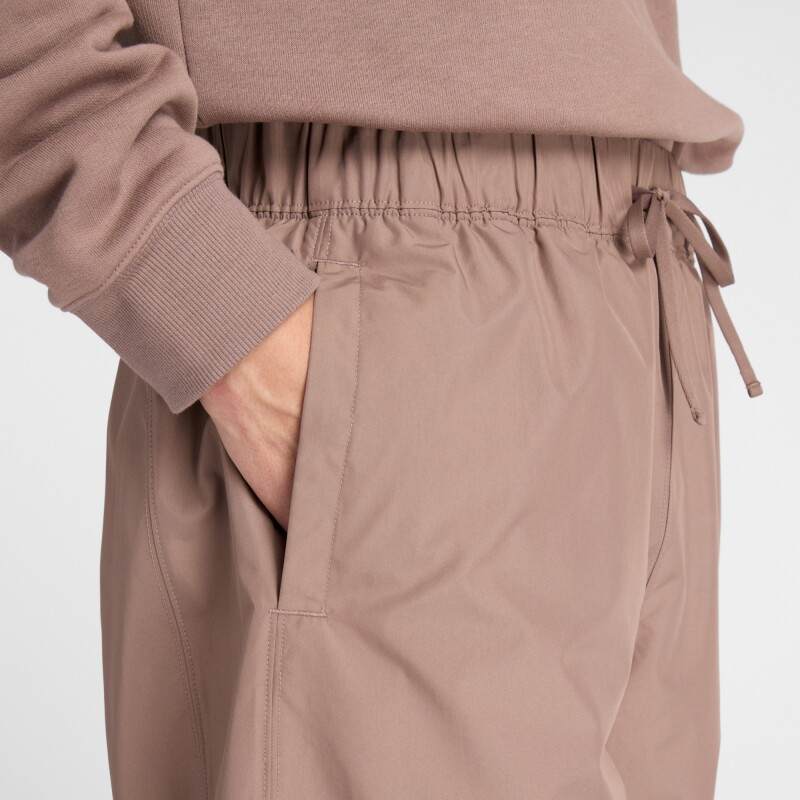 Pantalón New Balance de Hombre - Woven Pant - MP53548EAS BROWN