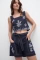 Short con cinto y bordado floral azul marino