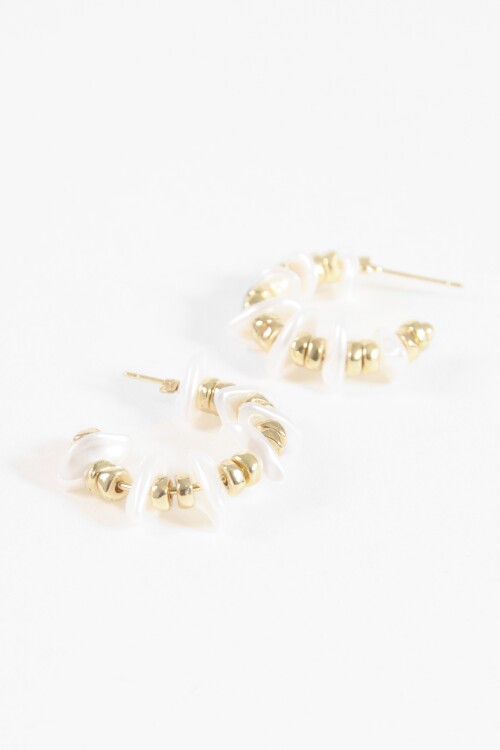Aros metalic y perlas dorado