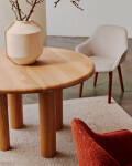 Silla Aleli de chenilla beige y patas de madera maciza de fresno con acabado nogal Silla Aleli de chenilla beige y patas de madera maciza de fresno con acabado nogal