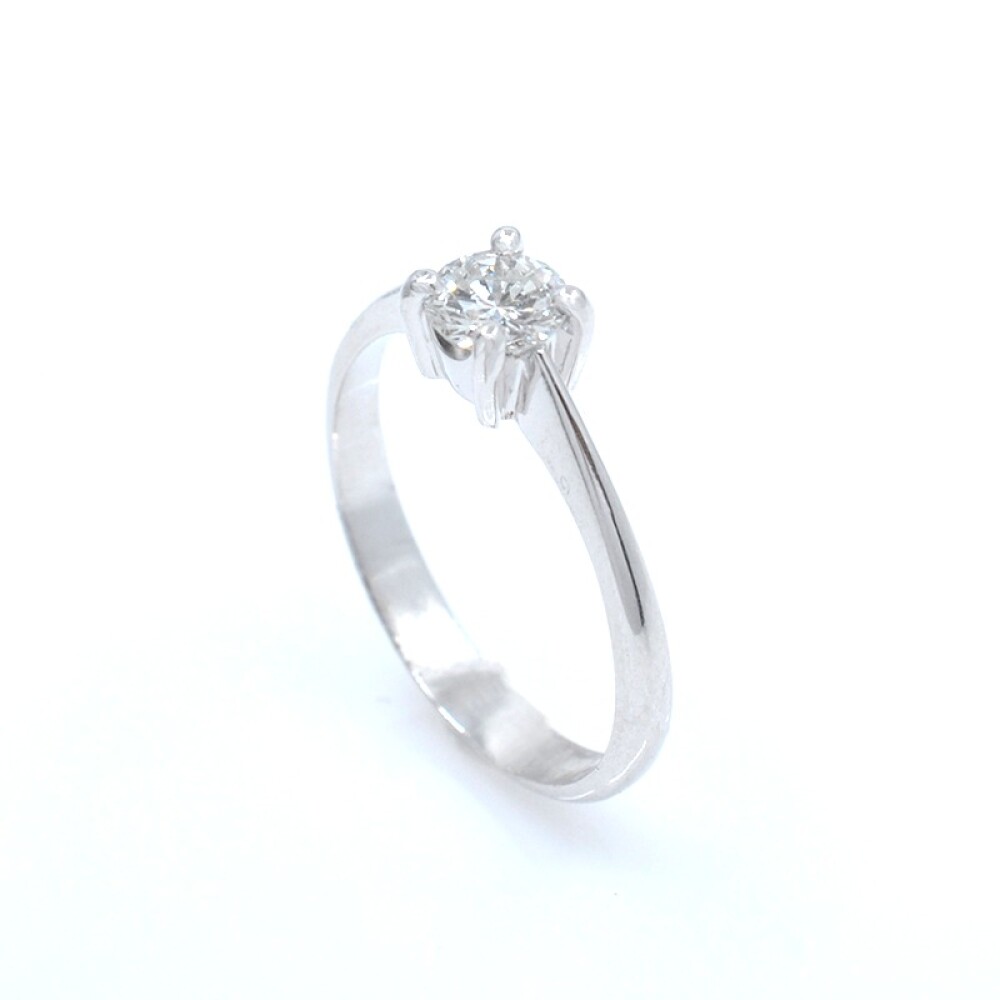 Anillo en oro 18k blanco y brillante. Anillo en oro 18k blanco y brillante.
