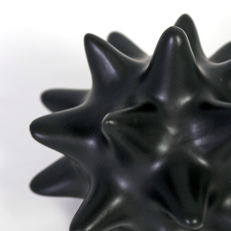 FIGURA CERAMICA NEGRA C/PUNTAS 13X12CM Unica