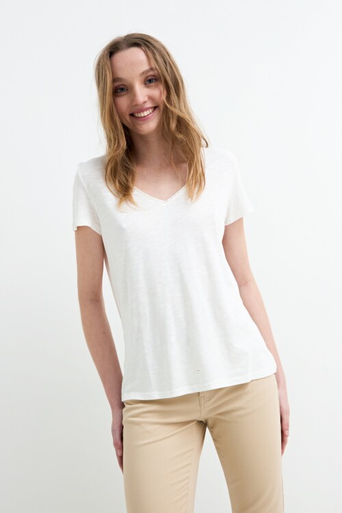 Remera m/c con broderie en cuello BLANCO