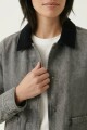 Campera denim con cuello contratono GRIS OSCURO