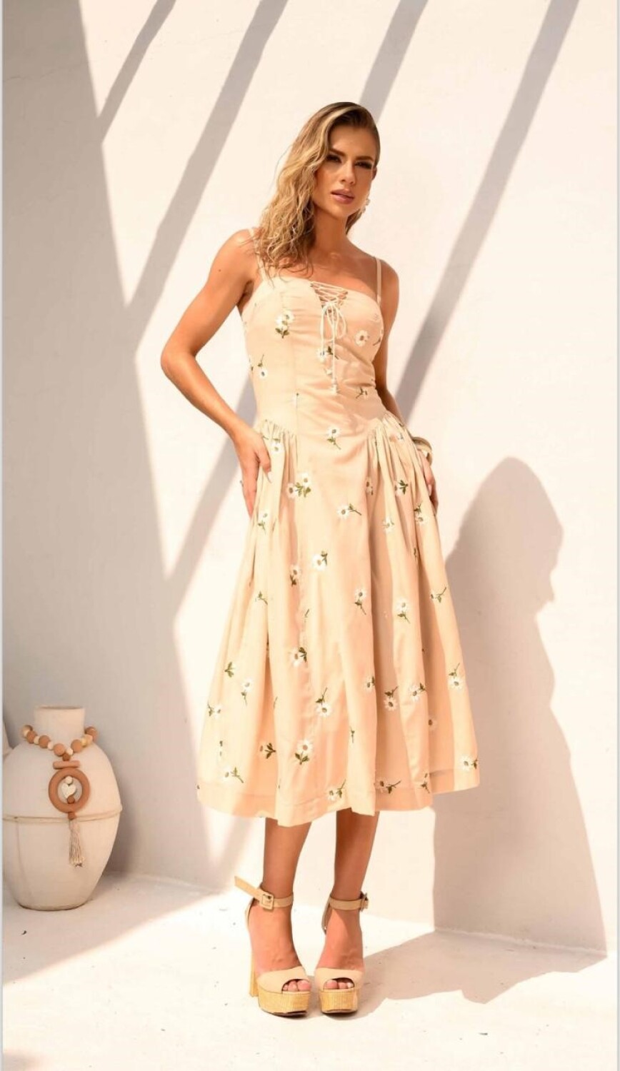 Maxivestido beige flores amarillas