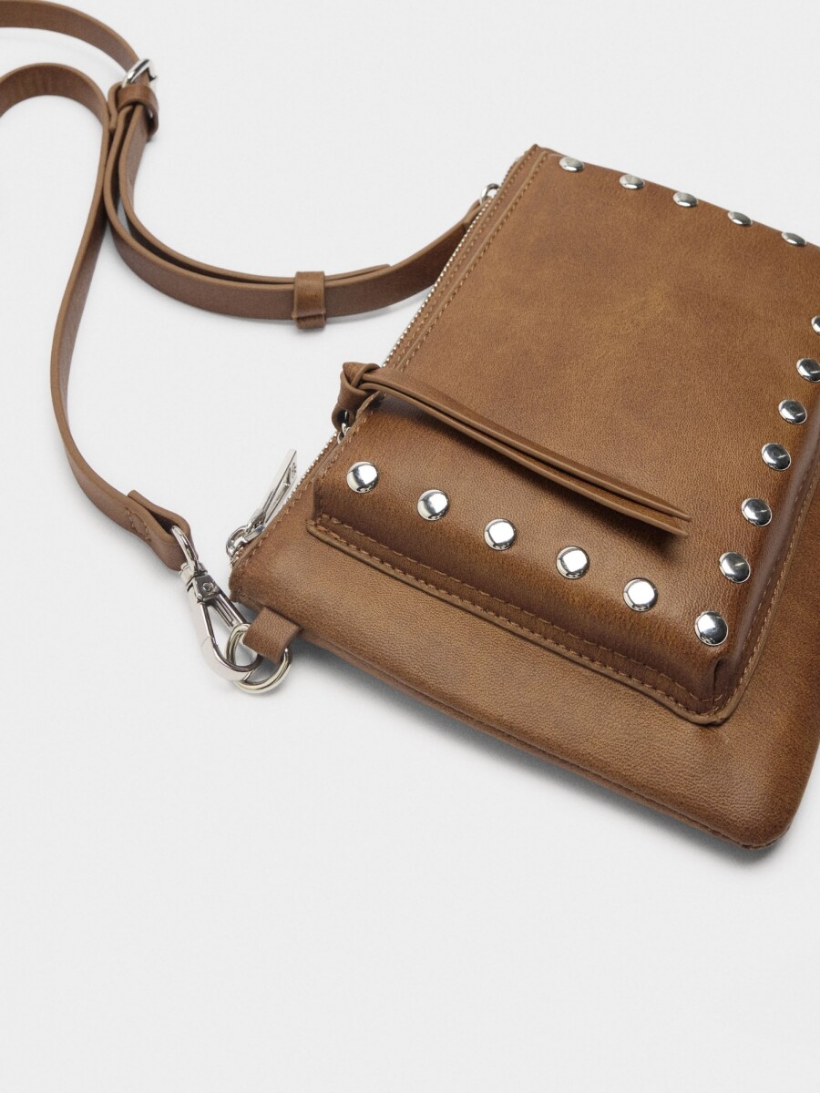 Bolso Bandolera Con Tachuelas camel