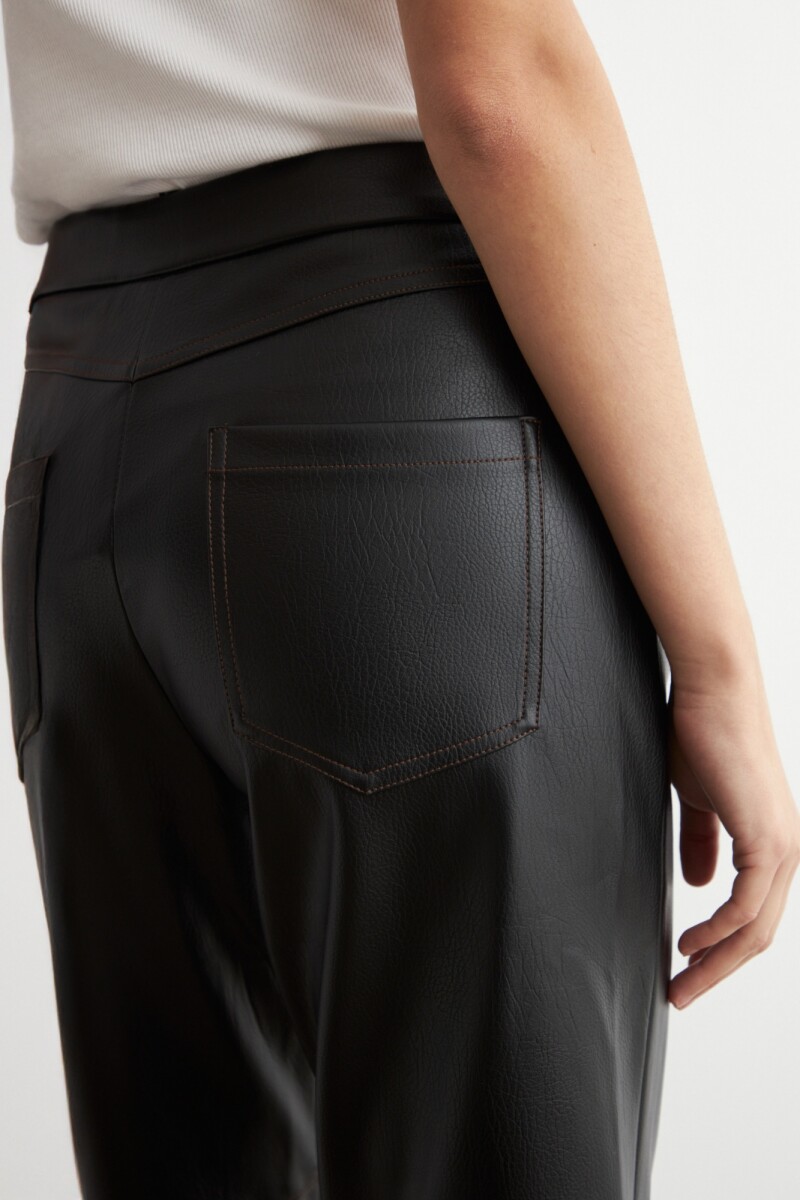 Pantalon recto eco cuero negro