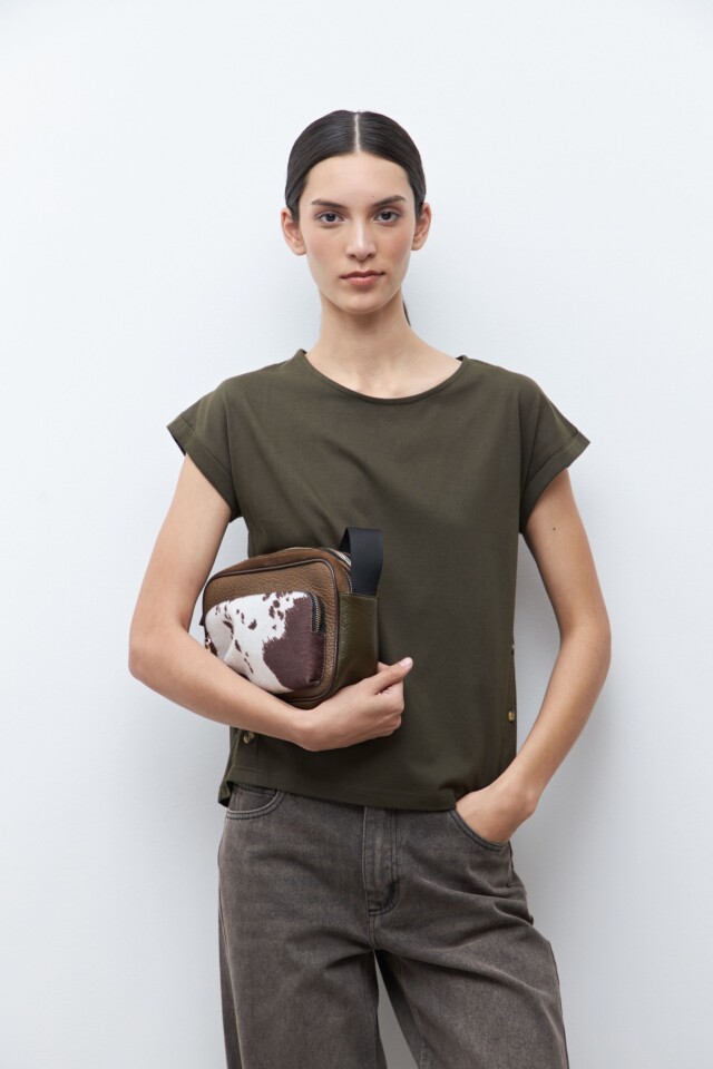 Remera con botones verde oliva