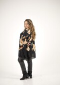 Blusa over size de viscosa elastizada, de base negra. Naranja