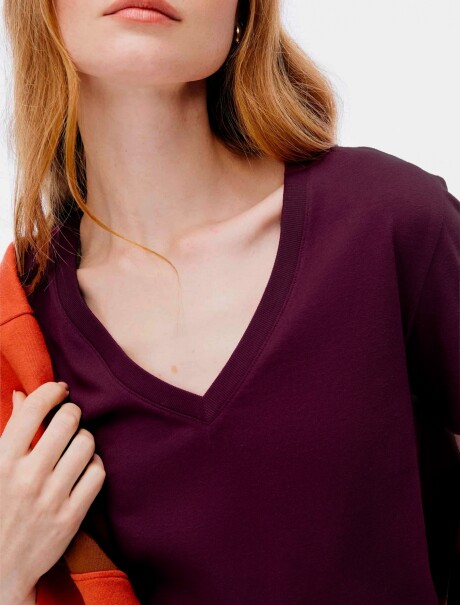 CAMISETA BÁSICA CUELLO EN V VIOLETA