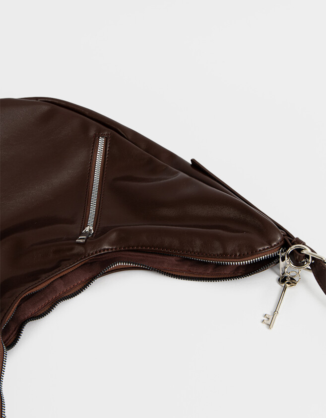 Saca Cartera Saca Con Charm - Marron Oscuro
