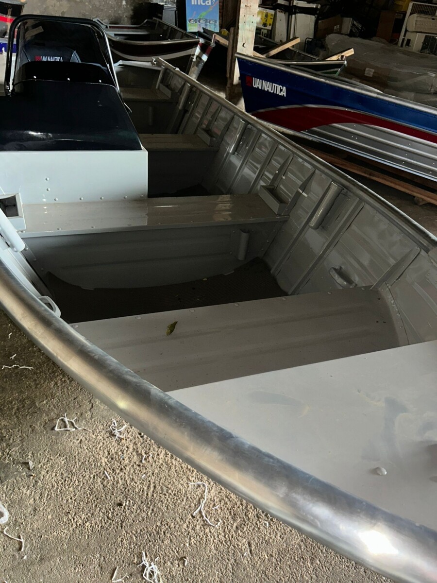 BOTE UAI TARPON 5 MTS CON CONSOLA 