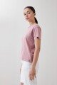 Remera con tachas rosa pastel