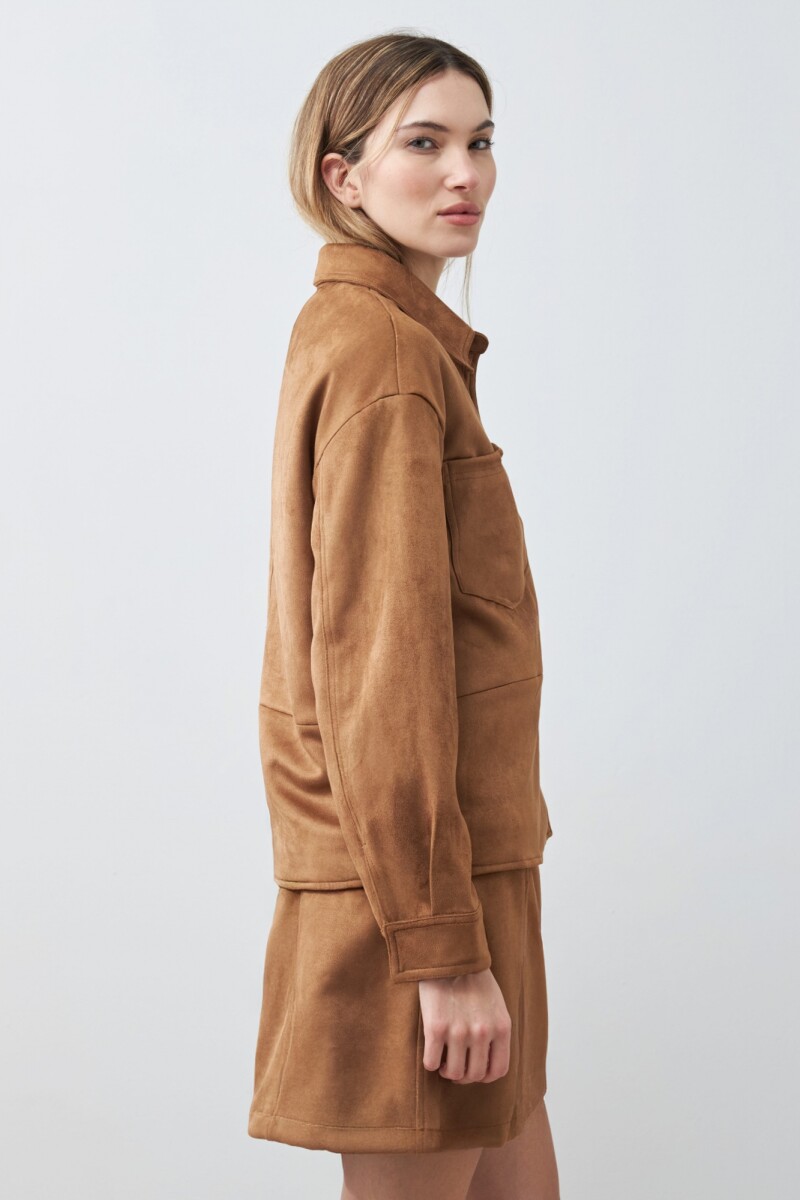Chaqueta simil gamuza con bolsillos tostado