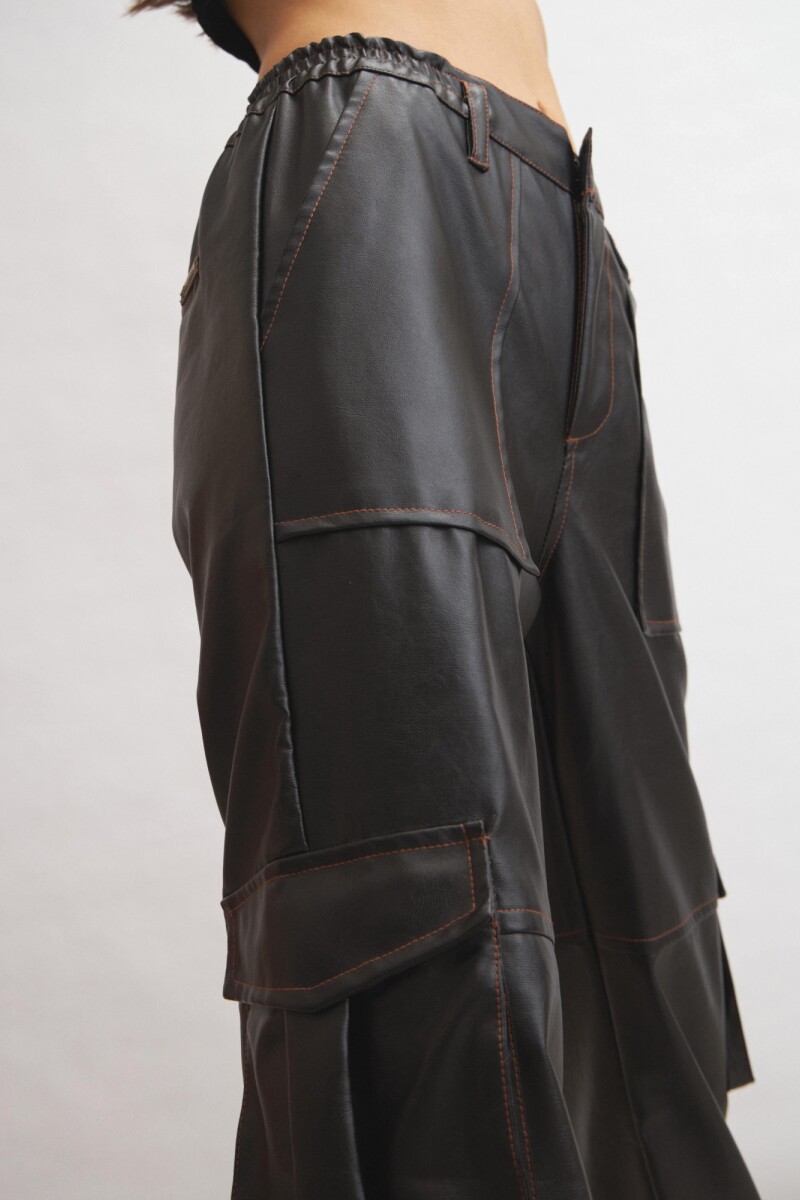 Pantalón Leather Cargo Negro