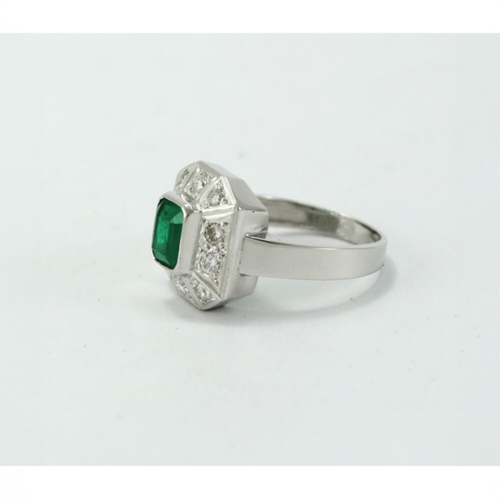 Hermoso Anillo En Platino Con Esmeralda Central Y Brillantes Hermoso Anillo En Platino Con Esmeralda Central Y Brillantes