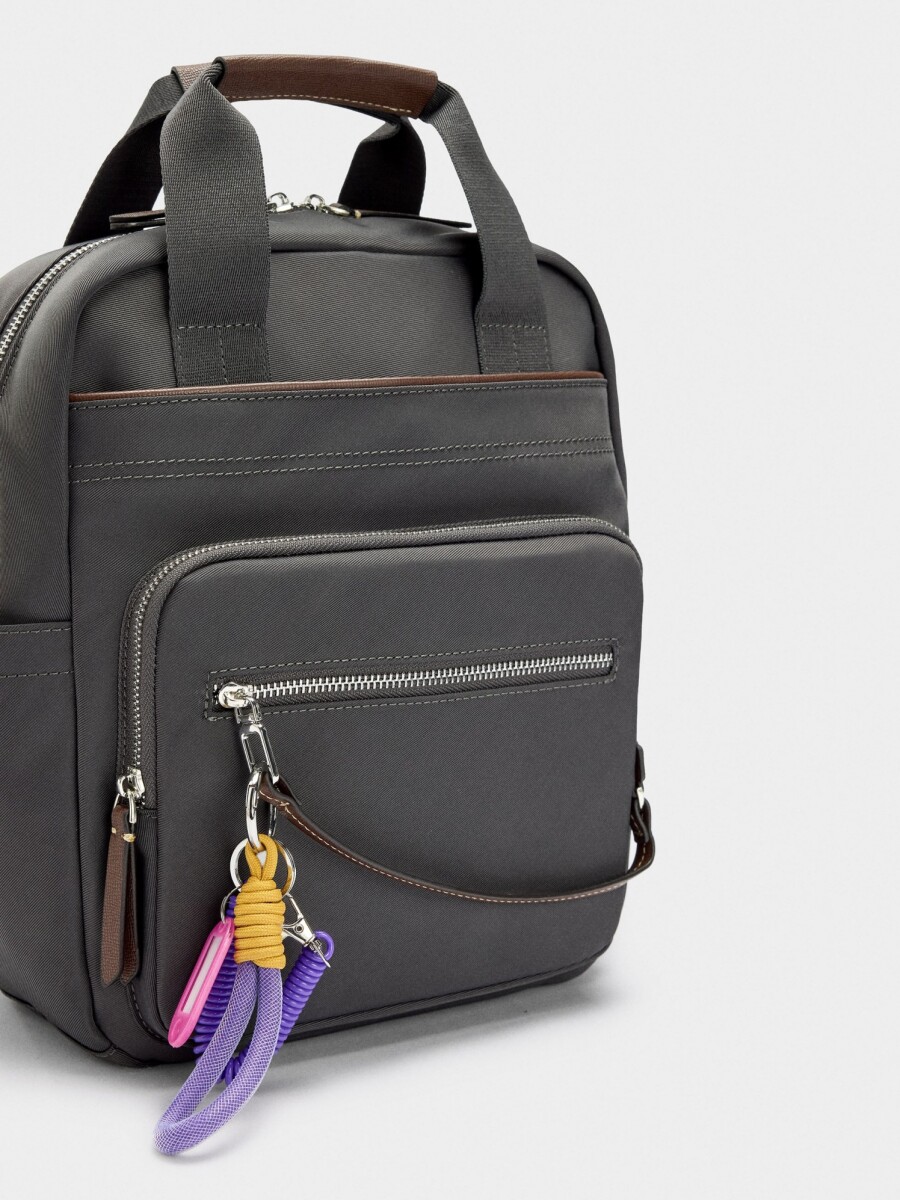 Mochila De Nylon Con Colgante gris