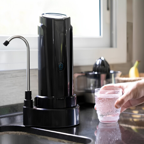 Purificador de agua Dvigi Aqua sobre mesada Negro