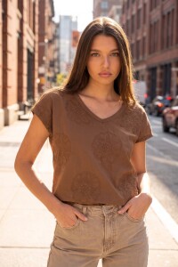 Remera Bordada Alodón Flame Mocha