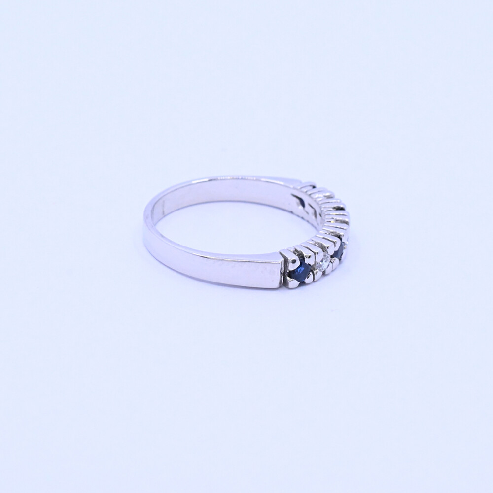 Anillo medio sin fin oro 18k blanco con zafiros y brillantes. Anillo medio sin fin oro 18k blanco con zafiros y brillantes.