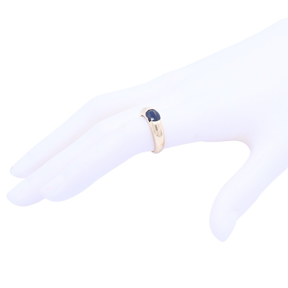 Anillo en oro 18 k bombé con zafiro azul oval. Anillo en oro 18 k bombé con zafiro azul oval.