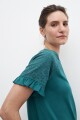 Remera combinada con broderie verde