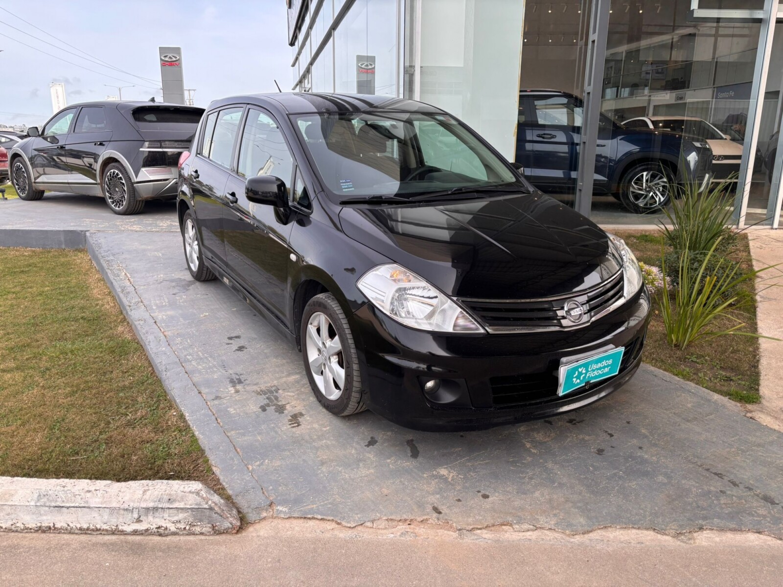 Nissan Tiida HB Full - 2013 