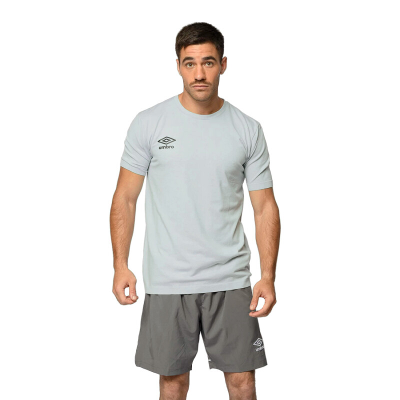 Remera de Hombre Umbro Pasmel Cleste - Negro