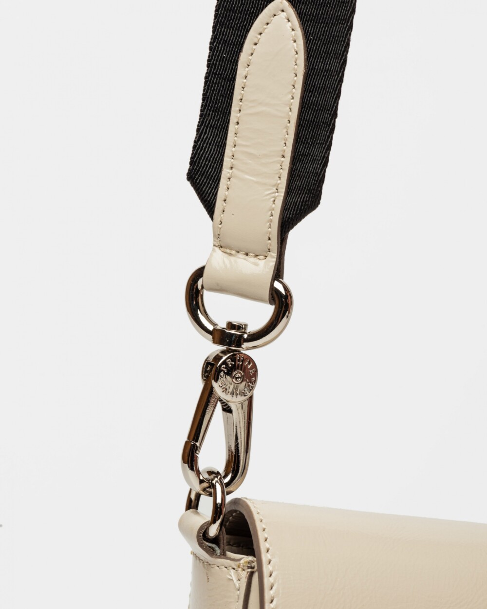 Mini Bag The Circle En Cuero Charol Arrugado Natural