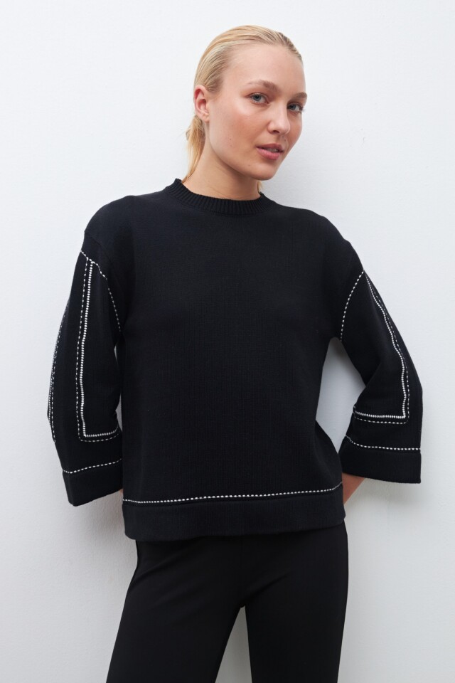 Sweater con bordado en contraste negro