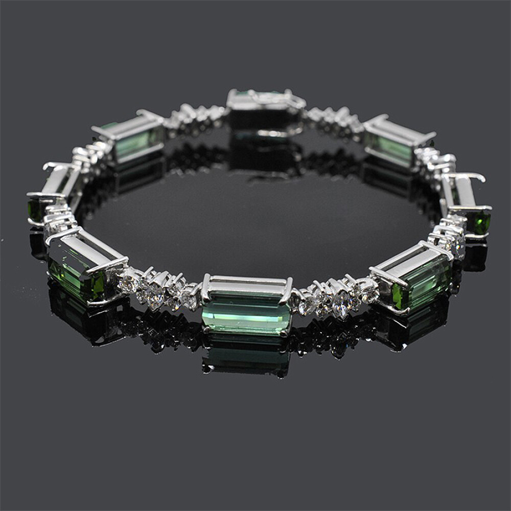 H.Stern Brazalete En Oro 18K Blanco Con Turmalinas Verdes Y Brillantes. H.Stern Brazalete En Oro 18K Blanco Con Turmalinas Verdes Y Brillantes.