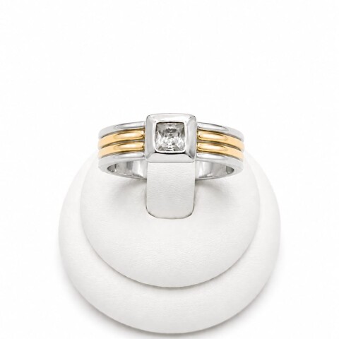 Anillo con Zirconia talla carre al centro Anillo con Zirconia talla carre al centro