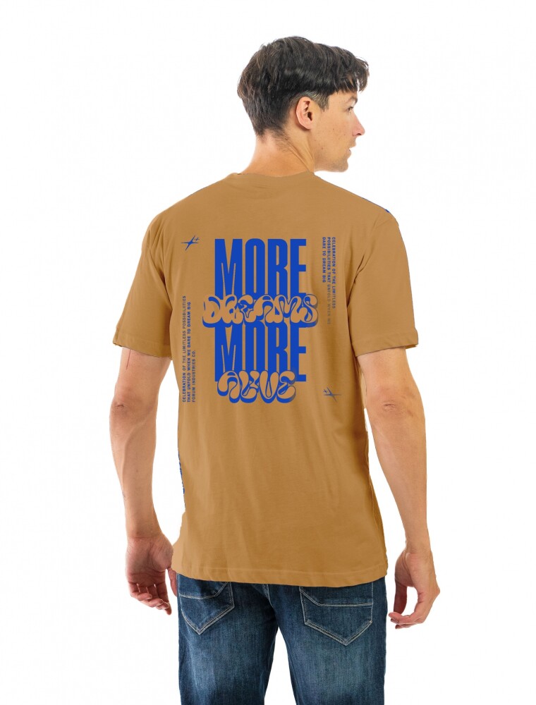 Remera Estampada Cuello Base Tostado/ Letras 043