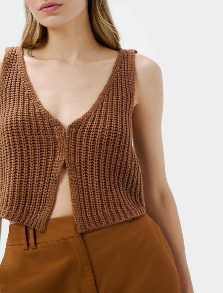 MUSCULOSA EN PUNTO TEXTURIZADO MARRÓN