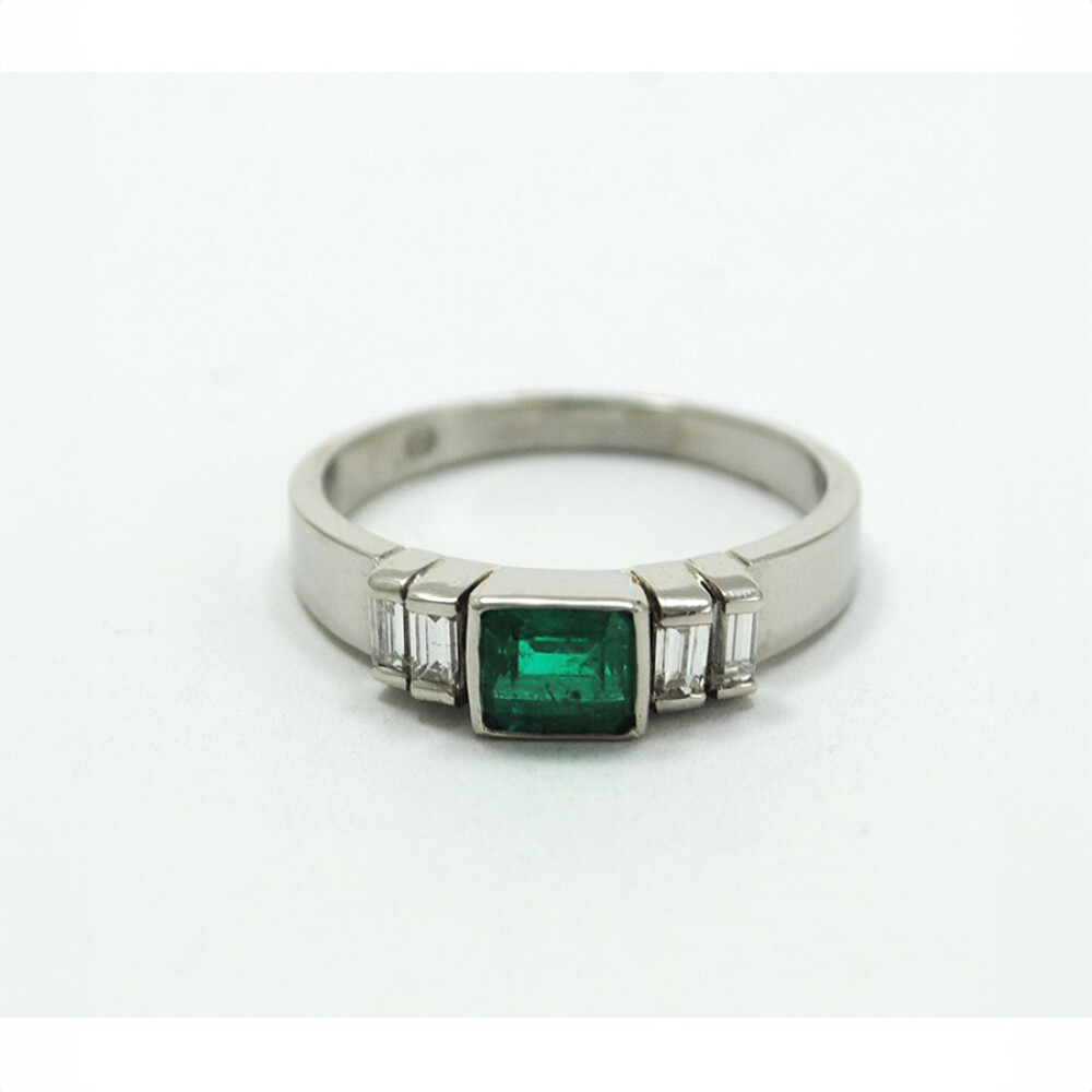 Anillo De Platino Con Esmeralda Y Brillantes Baguettes Anillo De Platino Con Esmeralda Y Brillantes Baguettes