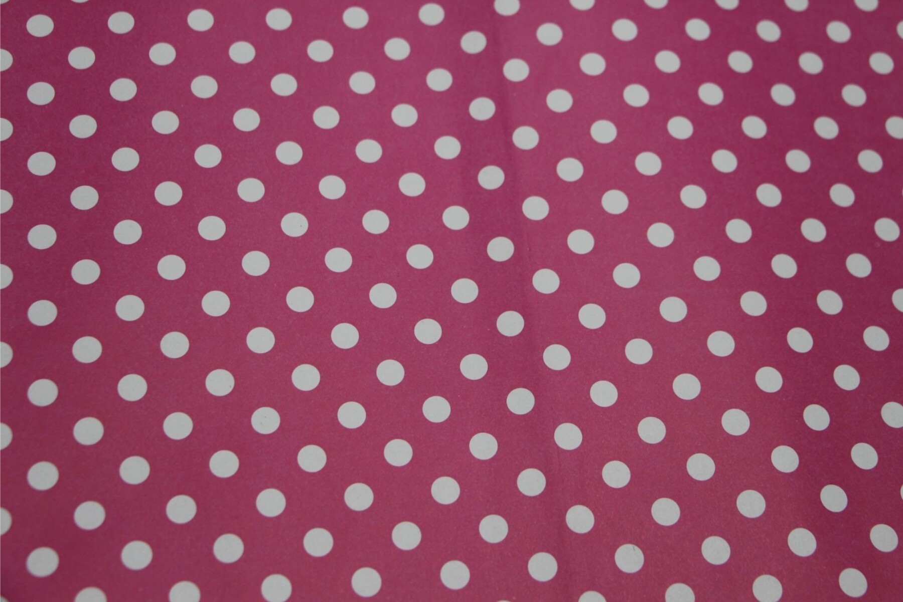 PAPEL DE REGALO 75 X 50 - PUNTOS BLANCOS FONDO ROSADO 