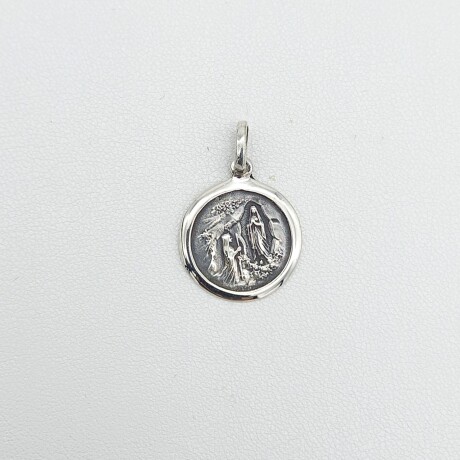 Medalla religiosa de plata 925, Virgen de Lourdes, diámetro 28mm. Medalla religiosa de plata 925, Virgen de Lourdes, diámetro 28mm.