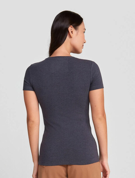 CAMISETA BÁSICA MANGA CORTA CUELLO EN V GRIS OSCURO