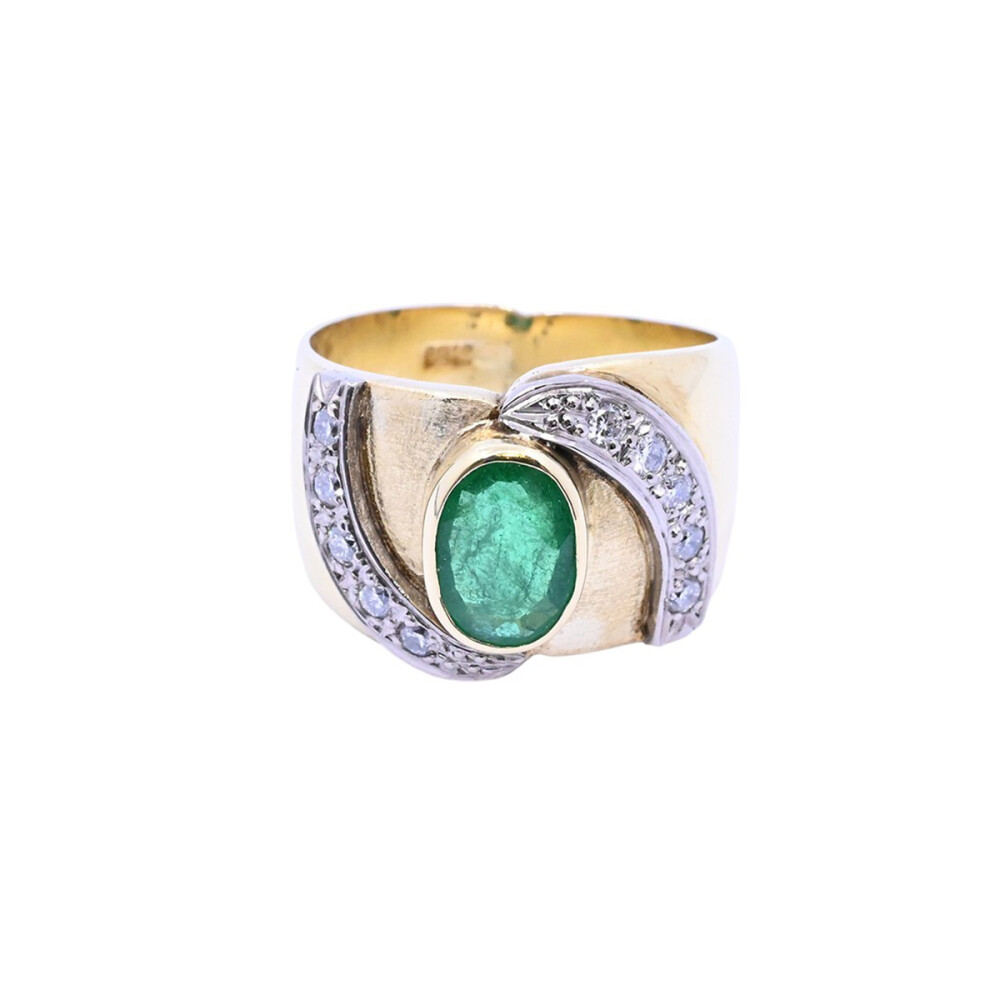 Anillo oro 18k con brillantes y esmeralda. Anillo oro 18k con brillantes y esmeralda.