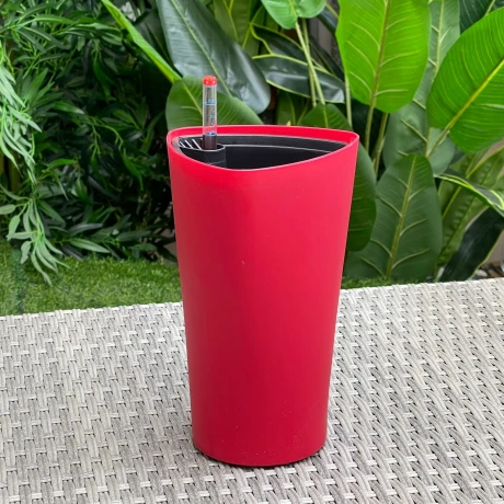 Maceta Autorregable Triangular Rojo Plástico Alto 26CM x Lado 15CM Maceta Autorregable Triangular Rojo Plástico Alto 26CM x Lado 15CM