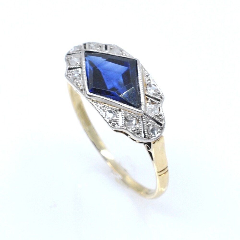 Anillo en oro 18k con piedra de color azul y diamantes Anillo en oro 18k con piedra de color azul y diamantes