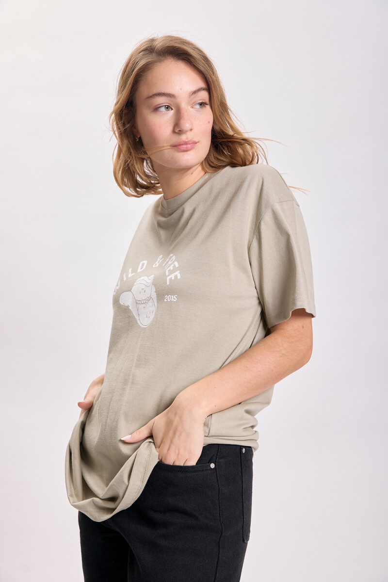 Remera oversize estampa Oliva