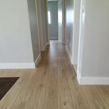 Piso Vinilico Tipo Click 4Mm/0.5Mm Capa De Uso Madera Claro GAMAS DE MADERA