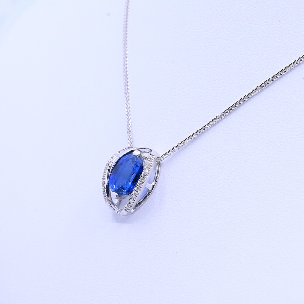 Colgante oro 18k blanco con zafiro azul oval y brillantes. Colgante oro 18k blanco con zafiro azul oval y brillantes.