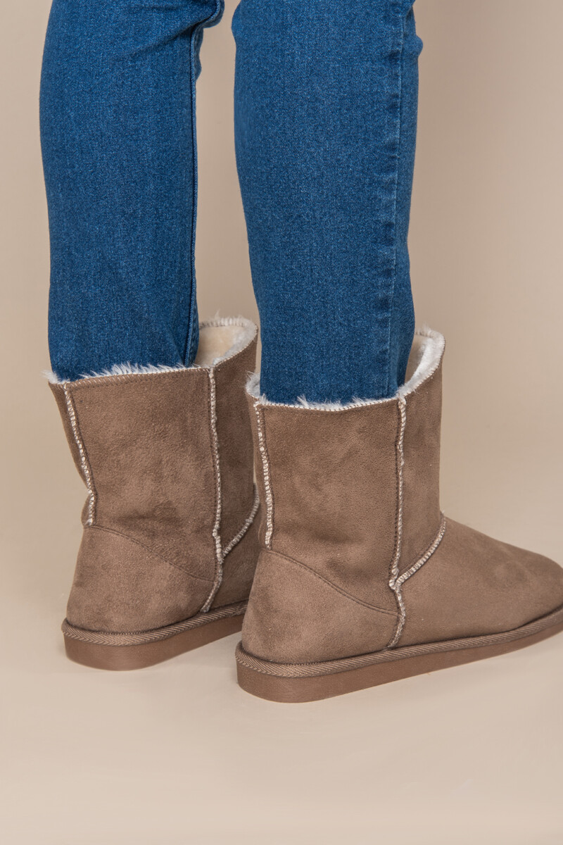 bota con corderito Marrón