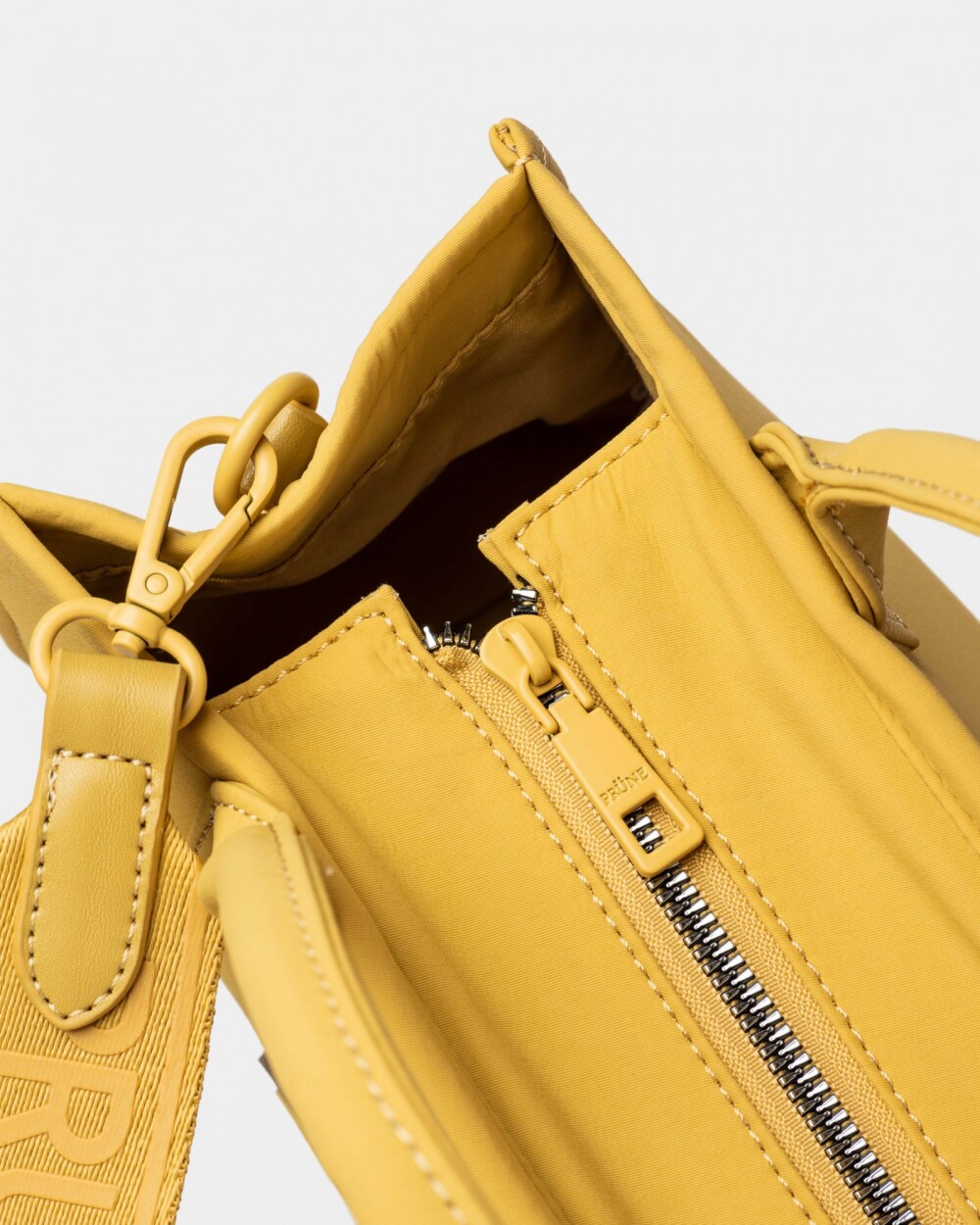 Cartera de mano Elena en nylon Beige