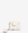 Billetera Texturada Con Solapa Estampado Flores