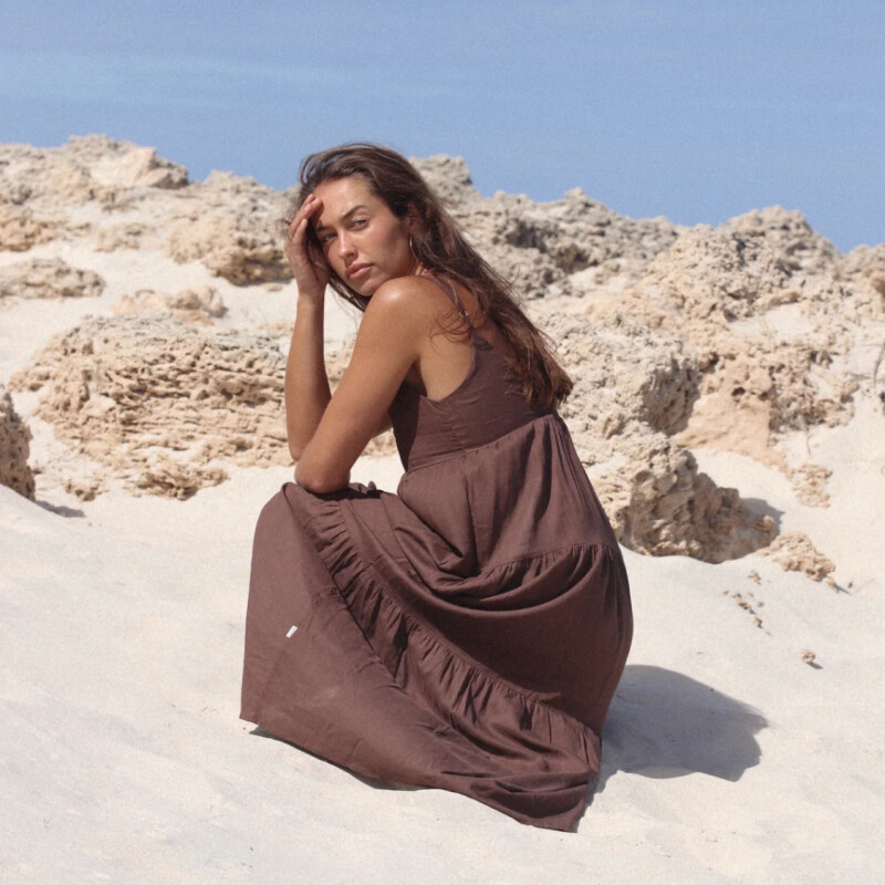 Vestido Rhythm Classic Tiered Mini - Marrón Vestido Rhythm Classic Tiered Mini - Marrón