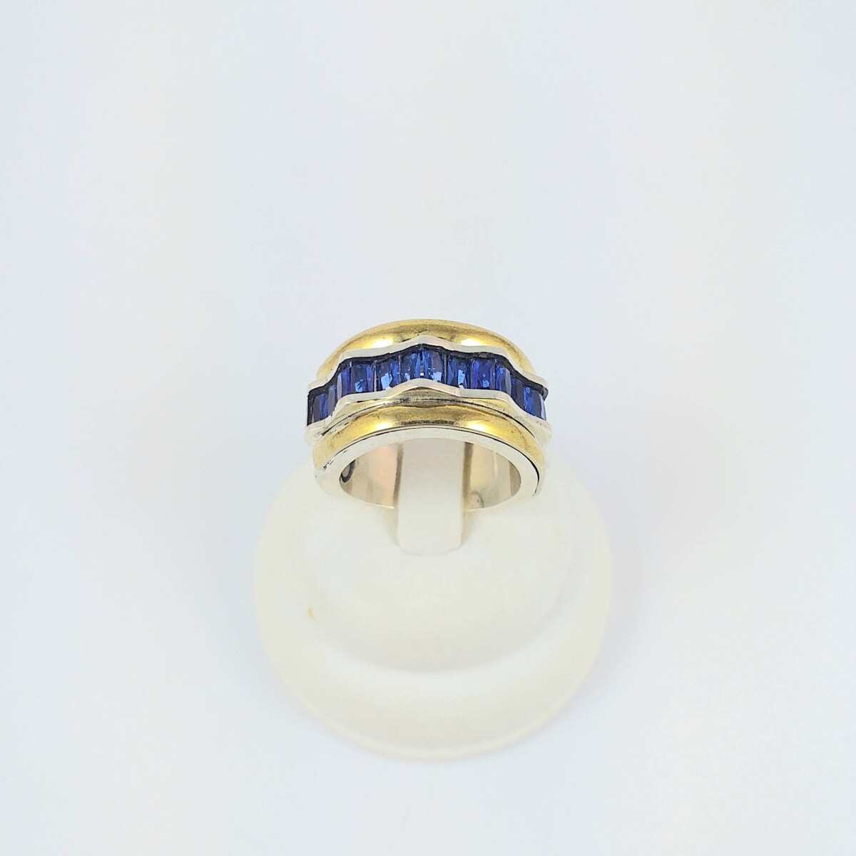 Anillo de plata 925 con detalle de doublé en oro 18K y circonias azul. Medidas diámetro interno 17mm, ancho 1.2cm #14. 