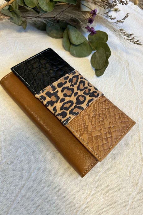 Billetera Lirio Negro, animal print y beige